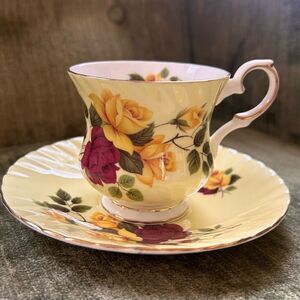 Elizabethan Fine China Teacup & Saucer Yellow w  Colorful Roses & Gold Preloved